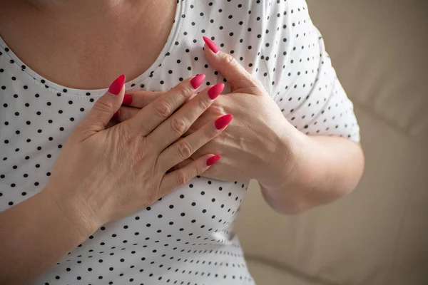 Mujer Puso Sus Manos Área Del Corazón Dolor Corazón —  Fotos de Stock