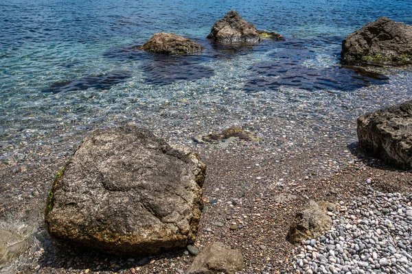 Морской Пейзаж Большими Камнями Берегу Крыма — стоковое фото