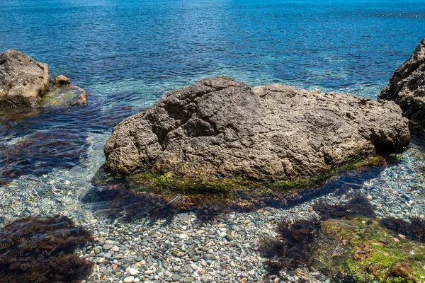 Морской Пейзаж Большими Камнями Берегу Крыма — стоковое фото