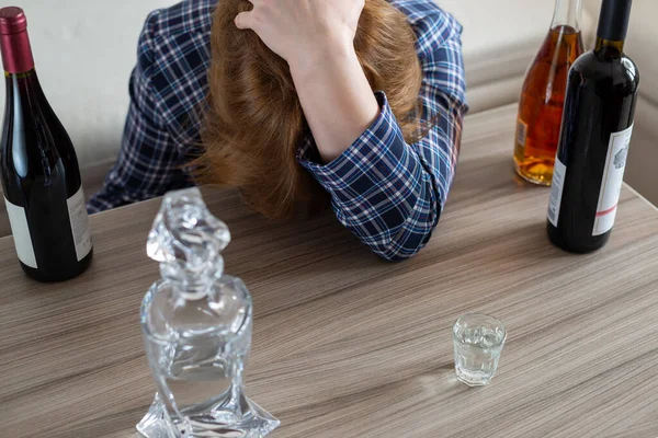 Etrafı Alkol Şişeleriyle Çevrili Bir Kadın Kadın Alkolizmi Kavramı — Stok fotoğraf