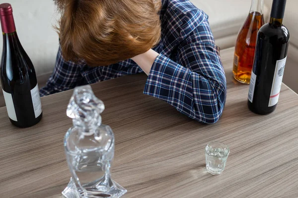 Vrouw Omringd Door Een Fles Alcohol Concept Van Vrouwelijke Alcoholisme — Stockfoto