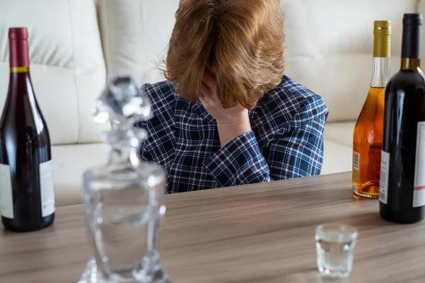 Mujer Borracha Sentada Una Mesa Con Botellas Vino —  Fotos de Stock