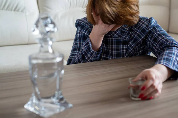 Mujer Borracha Con Vaso Vodka Decantador Cubre Cara Con Mano — Foto de Stock