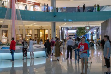 Dubai, BAE - 8 Nisan. 2018. Dubai Alışveriş Merkezi İç mimarisi