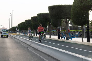 Abu Dabi, BAE - 31 Mart. 2019. Halk Corniche Yolu 'nda bisiklet sürüyor.