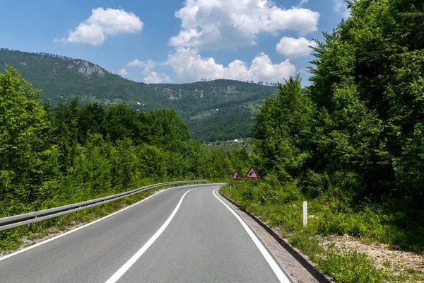 The Asphalt mountain road in the Montenegro — Stock Photo, Image