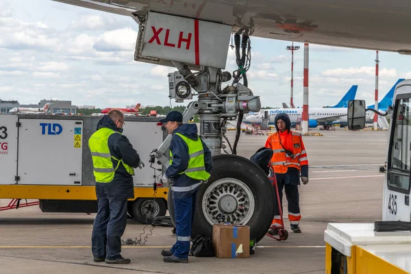 Moscou Rússia Junho 2018 Técnicos Realizam Preparação Pré Voo Aeronave — Fotografia de Stock