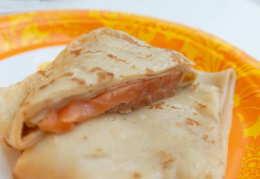 Somon balıklı krep ve desenli bir tabak. Krep haftası yiyecek konsepti