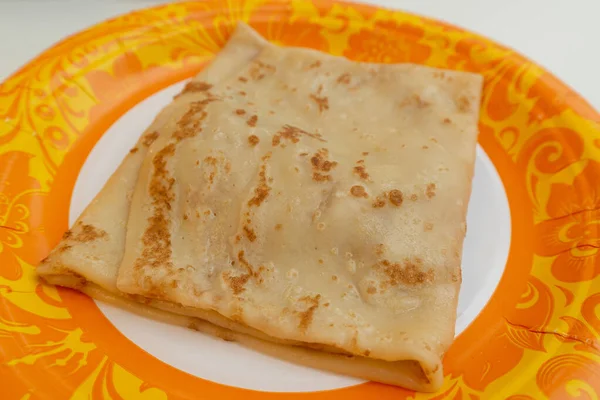 Pfannkuchen mit Füllung auf einem gemusterten Teller. Essenskonzept der Pfannkuchenwoche — Stockfoto