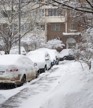 Rusya 'da yoğun kar yağışı sırasında evin avlusunda arabalar