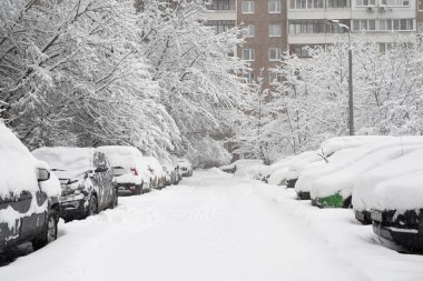 Moskova, Rusya - Şubat 04.2018. Şiddetli kar yağışında evin bahçesinde arabalar