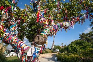 Protaras, Kıbrıs Cumhuriyeti 'nde renkli dilek kurdeleleri olan ağaç