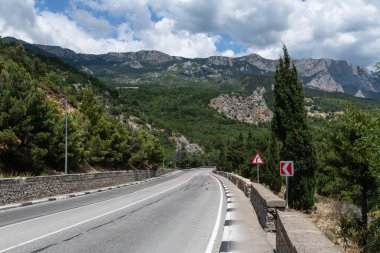 Kırım 'da dağlı ve asfalt yollu manzara