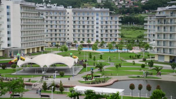 Soczi, Rosja - 30 maja. 2019 Widok z góry na hotel Sochi Park w Adler — Wideo stockowe