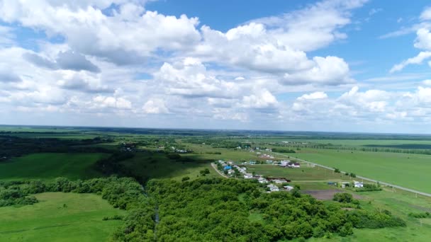 Bela paisagem rural de verão de uma altura na Rússia — Vídeo de Stock