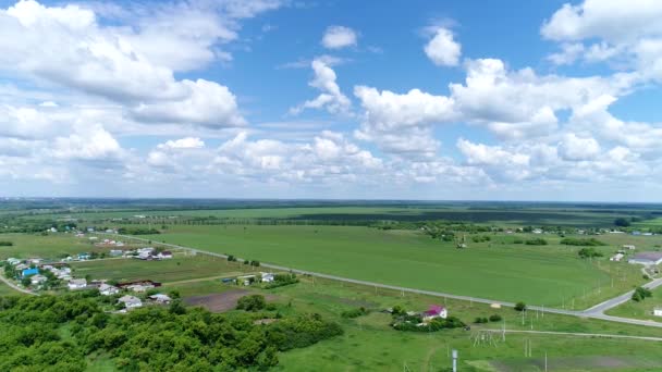 Bela paisagem rural de verão de uma altura na Rússia — Vídeo de Stock