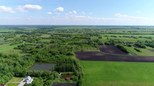 Bela paisagem rural de verão de uma altura na Rússia — Vídeo de Stock