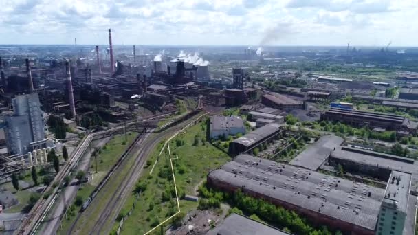 Lipetsk, Ρωσία - 11 Ιουλίου. 2017: Μεταλλουργικό εργοστάσιο NLMK Group. Προβολή από ύψος — Αρχείο Βίντεο