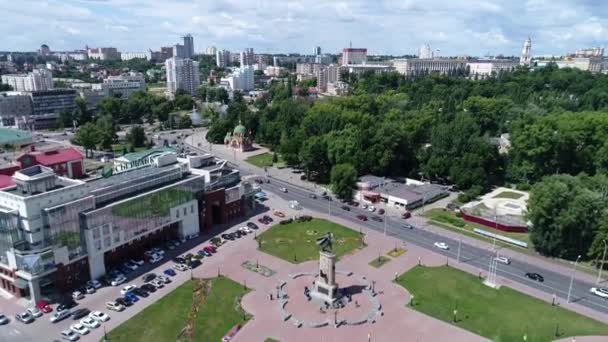 Lipetsk, Russland - 11. Juli. 2017. Zentraler Platz mit einem Denkmal für Lenin und die Sberbank — Stockvideo
