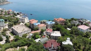 Yüksek bir yerden Foros tatil köyü manzarası. Kırım