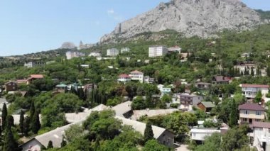 Yüksek bir yerden Foros tatil köyü manzarası. Kırım