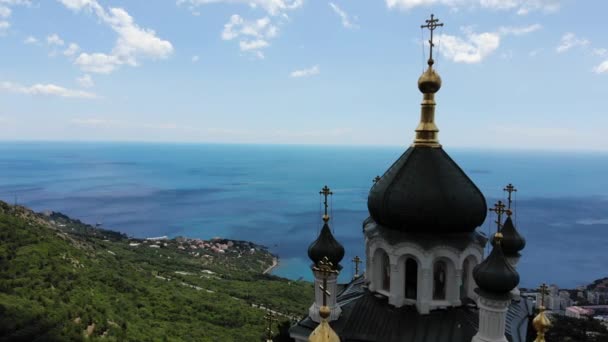 Pohled shora Kostel vzkříšení ve Foros. Krym — Stock video