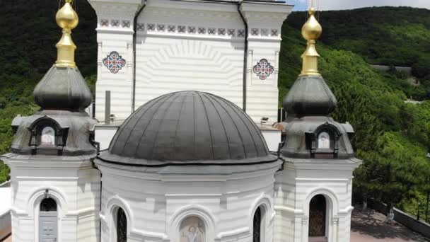 Foros. Krym - 9. června. 2019. Kostel vzkříšení — Stock video