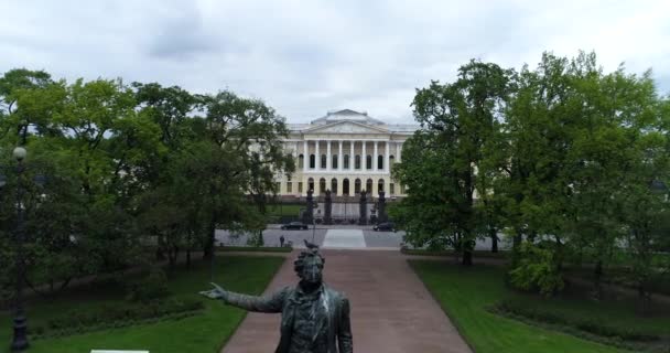 Санкт-Петербург, Россия - 2 июня. 2017 год. Памятник поэту Пушкину перед зданием Государственного Русского музея — стоковое видео