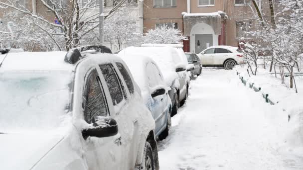 Carros no quintal da casa durante a queda de neve pesada na Rússia — Vídeo de Stock