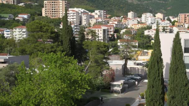 Becici, Montenegro - 8 juni. 2019. Het resortdorp Becici in de gemeente Budva — Stockvideo