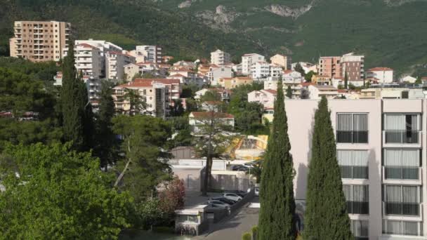Becici, Montenegro - 8 de junio. 2019. El pueblo turístico de Becici en la comunidad de Budva — Vídeo de stock