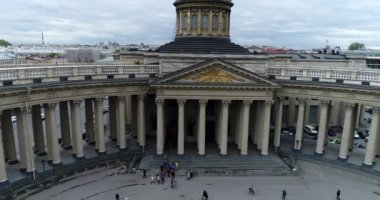 St. Petersburg, Rusya - 5 Haziran. 2017. Kazan Katedrali 'nin tepesine uçuş.