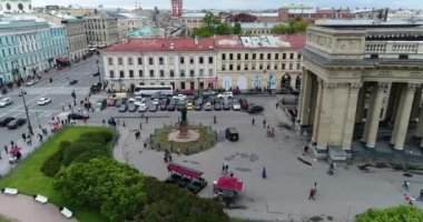 St. Petersburg, Rusya - 5 Haziran. 2017 yılı. Bölge, Kazan Katedrali 'nin tepesine yaklaşıyor.