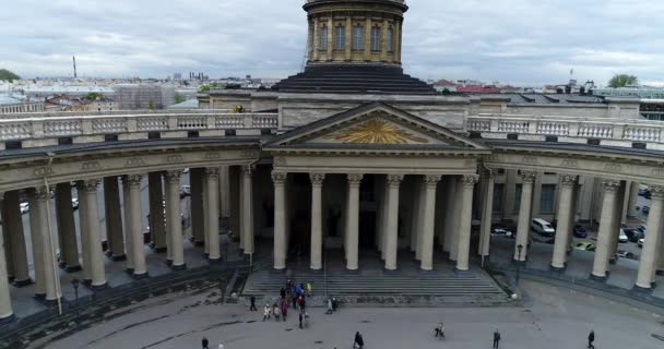 St. Petersburg, Rusya - 5 Haziran. 2017. Kazan Katedrali 'nin tepesine uçuş. — Stok video