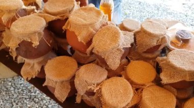 Kumaşla kaplı bir çömlekte bal, Abhazya.
