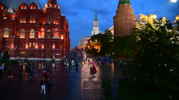 Moskou, Rusland - 22 september. 2018. Uitzicht op het Kremlin en het Historisch Museum vanaf Manezh Square 's nachts — Stockvideo