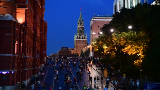 Moskou, Rusland - 22 september. 2018. Uitzicht op het Kremlin en het Historisch Museum vanaf Manezh Square 's nachts — Stockvideo