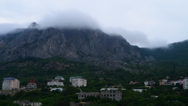 Las nubes hermosas en la cima de la montaña en la Crimea — Vídeos de Stock