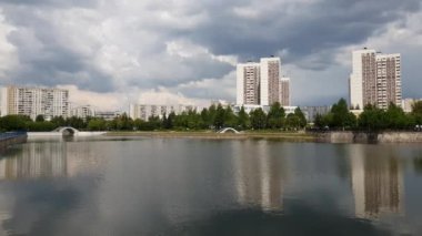 Moskova, Rusya 'daki Zelenograd' daki gölet ve evler