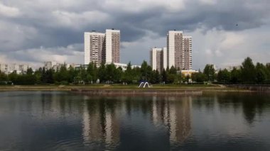 Moskova, Rusya 'daki Zelenograd' daki gölet ve evler