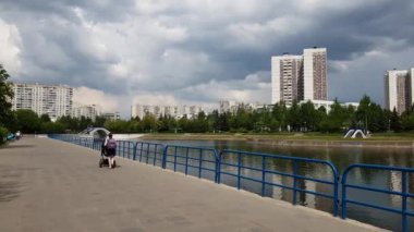 Moskova, Rusya - 30 Mart. 2021 yılı. Zelenograd 'daki gölet dolgusu.