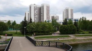 Moskova, Rusya - 30 Mart. 2021 yılı. Zelenograd 'daki gölet dolgusu.