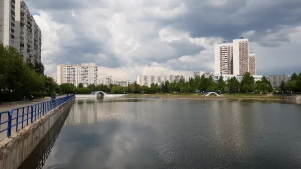 Moscú, Rusia - 30 de marzo. 2021. Terraplén de estanque en Zelenograd — Vídeos de Stock