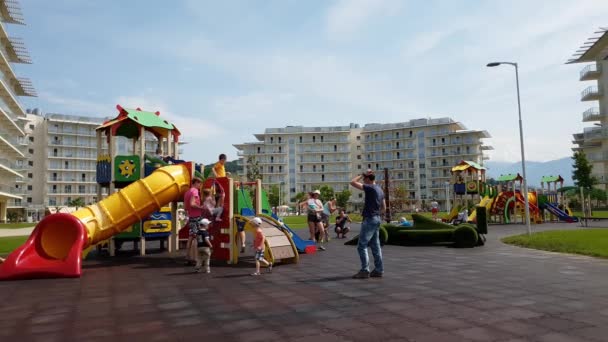 Soczi, Rosja - 31 maja. 2018 rok. Plac zabaw dla dzieci w trzygwiazdkowym hotelu Sochi Park w Adler — Wideo stockowe