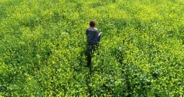 Vahşi bir çayırda yürüyen kadın manzarası