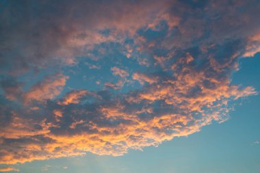 Gün batımında sarı bulutlu güzel gökyüzü manzarası