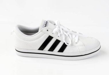 Moskova, Rusya - 5 Nisan. 2021 yılı. Beyaz arka planda beyaz adidas spor ayakkabıları