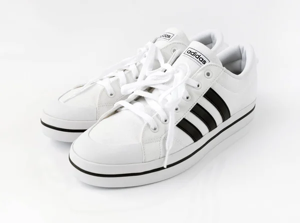 Moscú Rusia Abril 2021 Zapatillas Adidas Blancas Sobre Fondo Blanco — Foto de Stock