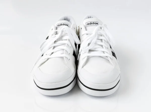 Μόσχα Ρωσία Απριλίου 2021 Λευκά Adidas Sneakers Λευκό Φόντο — Φωτογραφία Αρχείου