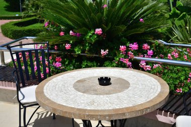 Çiçekli bir sokak kafesi.